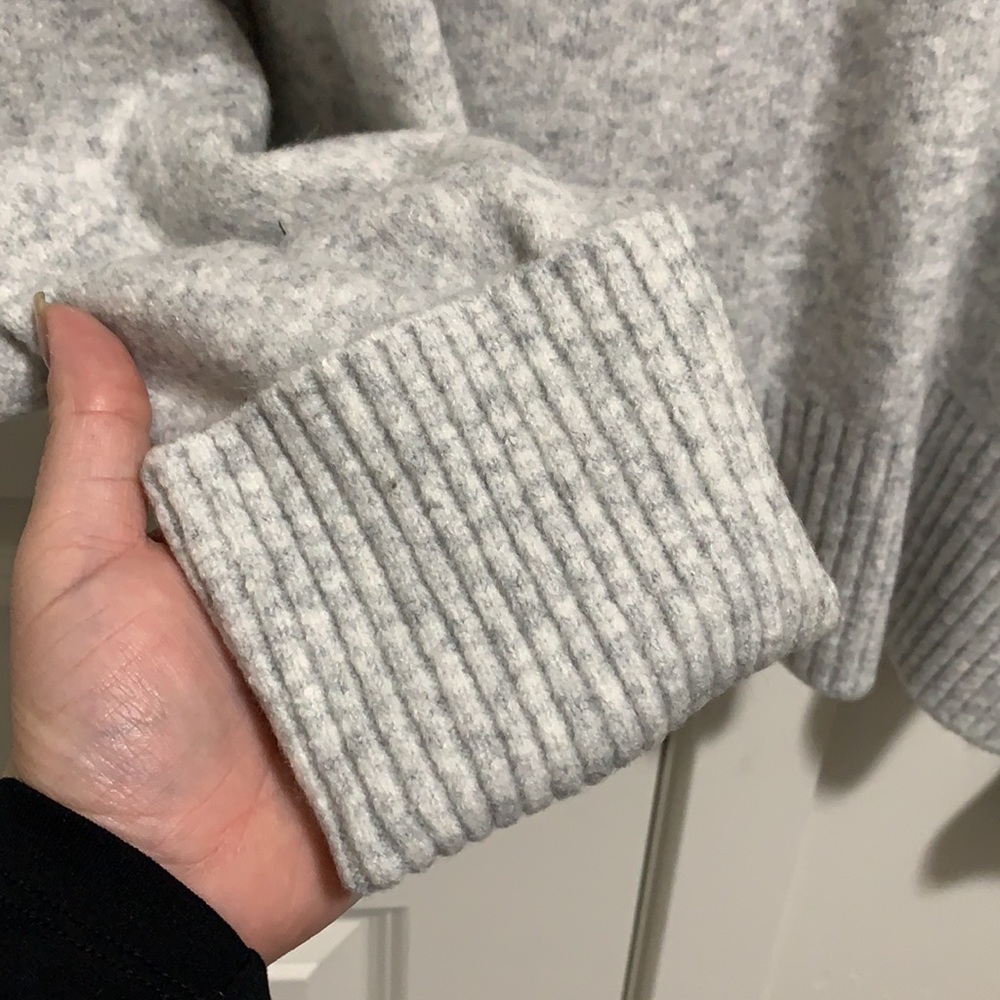 BNWT Express Cozy Knit Ribbed Turtleneck Sweater L Silver Heather Gray - Picture 10 of 12